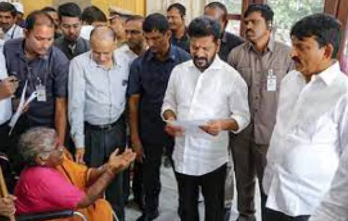 तेलंगाना: मुख्यमंत्री रेवंत रेड्डी ने लगाया ‘प्रजा दरबार’, सुनीं शिकायतें किया समाधान करने का वादा