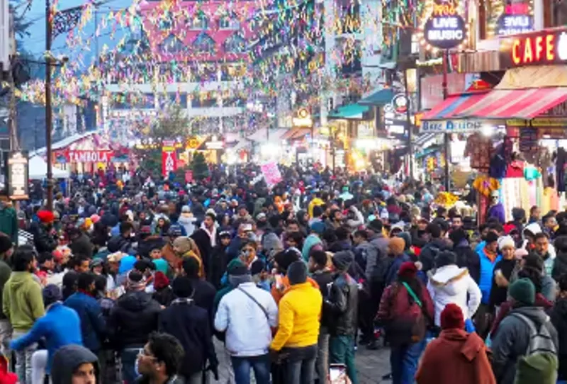 नैनीताल: पर्यटकों के लिए सज गई माल रोड, डीजे के साथ अलाव की भी व्यवस्था