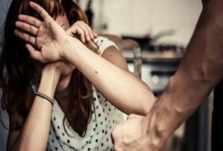 रामपुर: प्रेमी के घर पांच दिन से बैठी युवती से मारपीट, परिजनों ने घर से फेंका