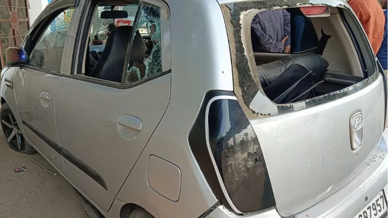 Kanpur Accident: ओवरटेक करने पर टकराई कार… डॉक्टर और कार सवारों में मारपीट, तोड़फोड़, चार लोग घायल