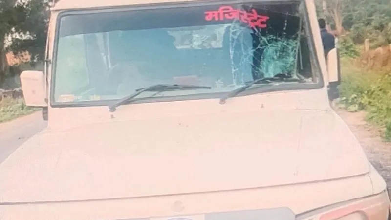 Auraiya News: कार की टक्कर से युवक घायल, वाहन निकला नायब तहसीलदार का, ग्रामीणों ने की मारपीट