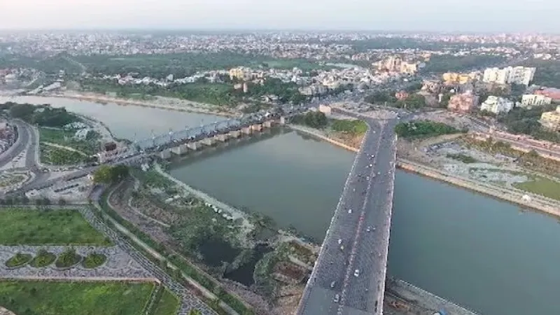 लखनऊ में बनेगा पानी के ऊपर तैरता रेस्टोरेंट, मन पसंद व्यंजन का स्वाद ले सकेंगे पर्यटक