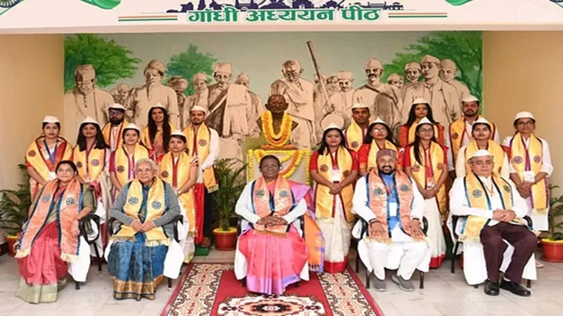 काशी विद्यापीठ के दीक्षांत समारोह में बोलीं राष्ट्रपति मुर्मू- विद्यार्थी लाल बहादुर शास्त्री जी के जीवन मूल्यों को अपनाएं
