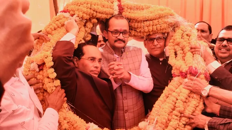 प्रतापगढ़: जिला सहकारी बैंक के अध्यक्ष पद पर नन्दन की ताजपोशी, समर्थकों ने जताई खुशी