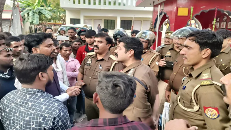 रायबरेली: युवक की हत्या को लेकर सुहेलदेव आर्मी ने पुलिस के खिलाफ किया प्रदर्शन