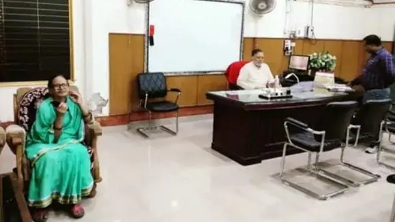 वाराणसी: पत्नी संग कुलपति की मीटिंग पहुंचे डीन कमलेश झा, कुलसचिव ने मांगा जवाब
