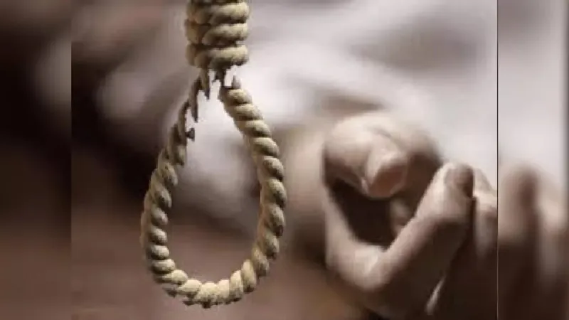 लखनऊ: खेत में काम करने गया था पति, पत्नी ने फंदा लगाकर दी जान