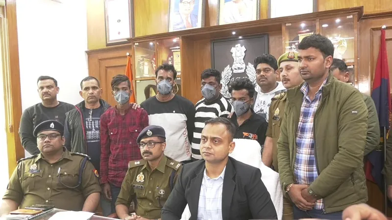 लखनऊ: आंख में मिर्च डालकर लूटने वाले गिरोह का पुलिस ने किया पर्दाफाश, लुटेरों को भेजा जेल