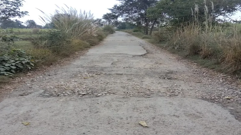 अयोध्या: ऐमी आलापुर से मुमताजाबाद संपर्क मार्ग बदहाल, 20 हजार की आबादी प्रभावित