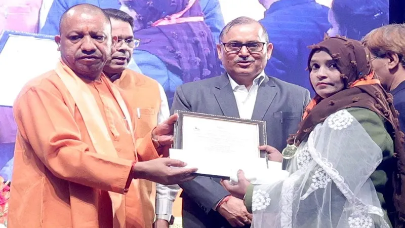 दिव्यांग नसीमा को सीएम योगी ने सराहा, किया सम्मानित
