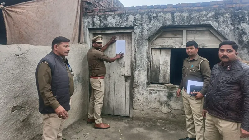 बहराइच: लखीमपुर के फरार गैंगस्टर आरिफ के घर चस्पा हुई कुर्की की नोटिस