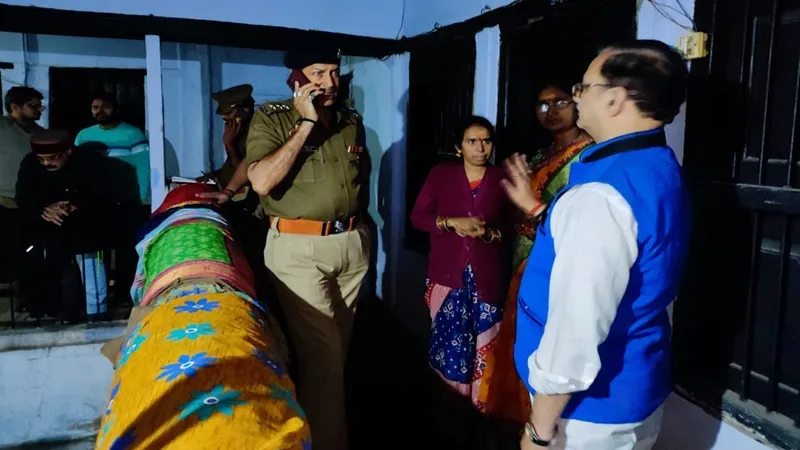 वाराणसी: एक ही परिवार के चार लोगों ने की सामूहिक आत्महत्या, फंदे से लटकता मिला शव, तेलगू में लिखा मिला सुसाइड नोट