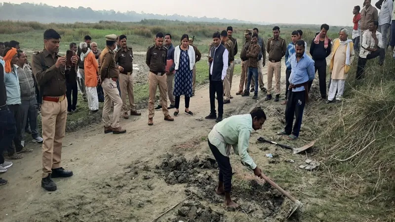 उन्नाव: डीएम के निर्देश पर पोस्टमार्टम के लिये चार घंटे हुई खुदाई, नहीं मिला युवक का शव, जानें पूरा मामला