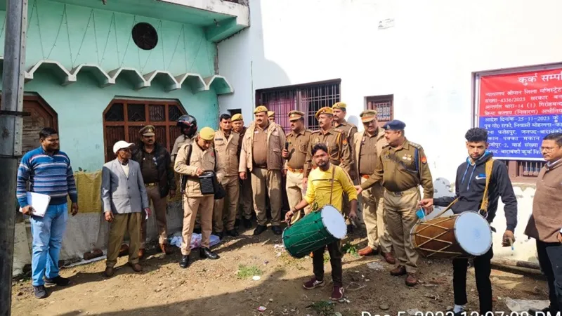 बाराबंकी: गोतस्करी के आरोपी रहमत का 55 लाख का मकान कुर्क, गैंगस्टर एक्ट के तहत हुई कार्रवाई