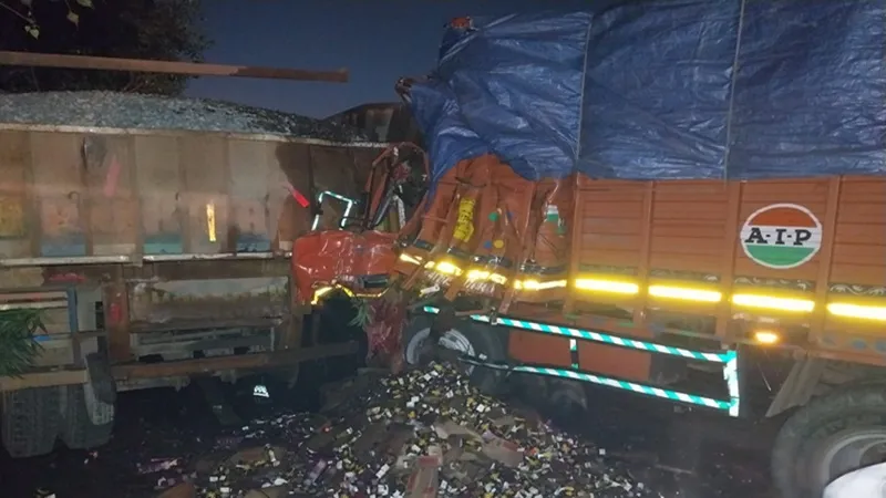 अयोध्या: खड़े कंटेनर से डीसीएम टकराई, एक की मौत, तीन घायल