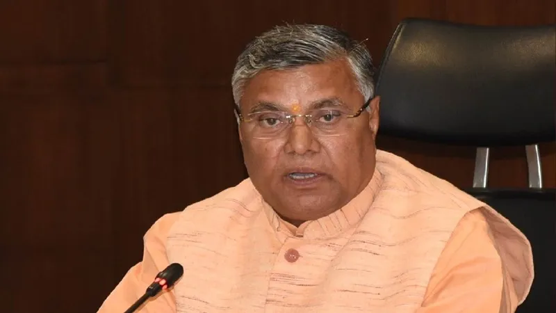जौनपुर: पीड़ित परिवार से मिले मंत्री धर्मवीर प्रजापति, कहा- आपकी बदहाली से सीएम को कराऊंगा अवगत