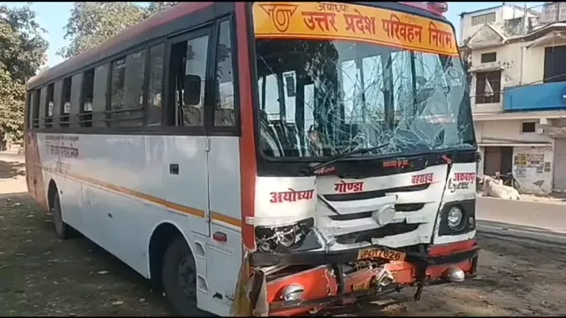 बहराइच: रोडवेज बस और ट्रक में हुई जोरदार टक्कर, छह यात्री घायल