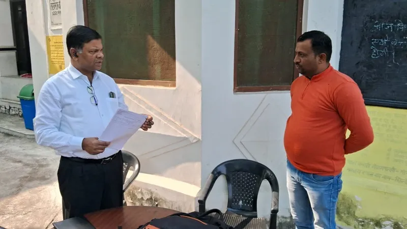 लखनऊ : Voter list में नाम जोड़ने-घटाने का अभियान जारी, दो बीएलओ पर FIR के आदेश