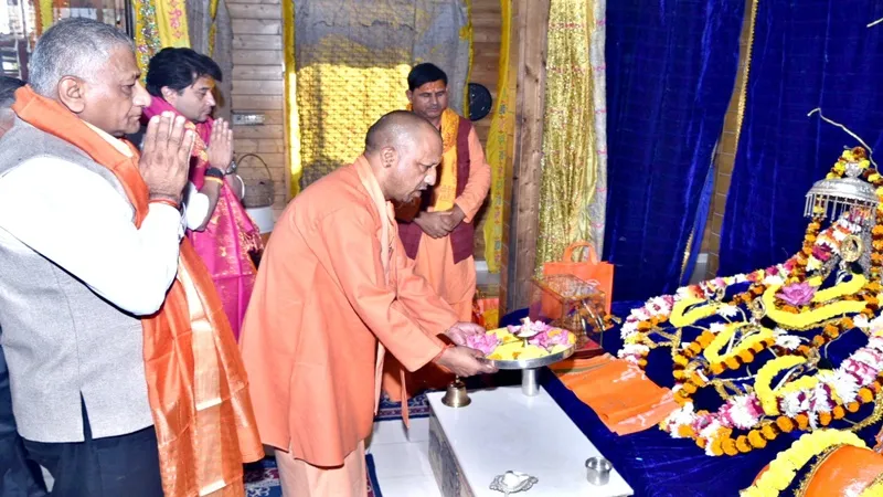 अयोध्या: मुख्यमंत्री ने रामलला के दरबार में नवाया शीश, हनुमानगढ़ी में टेका मत्था 