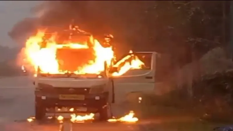 उन्नाव में आग का गोला बनी छोटा हाथी गाड़ी, चालक ने कूद कर बचाई जान