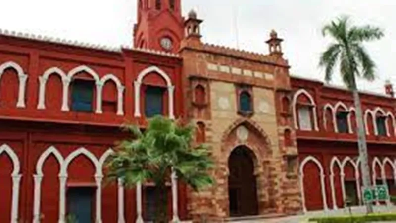 अलीगढ़: AMU के छात्रावासों से अवैध लोगों को निकालने के लिए चलाया गया अभियान