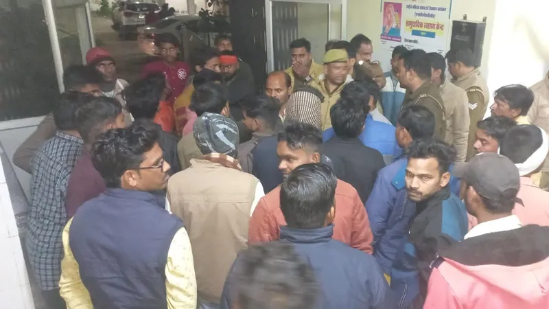 रायबरेली: कार की टक्कर से बाइक सवार युवक की मौत, मृतक के परिजनों ने किया हंगामा 