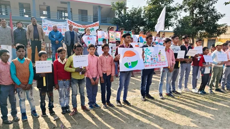 बहराइच: शत प्रतिशत मतदान कर लोकतंत्र को बनाएं मजबूत, छात्रों ने निकाली जागरुकता रैली