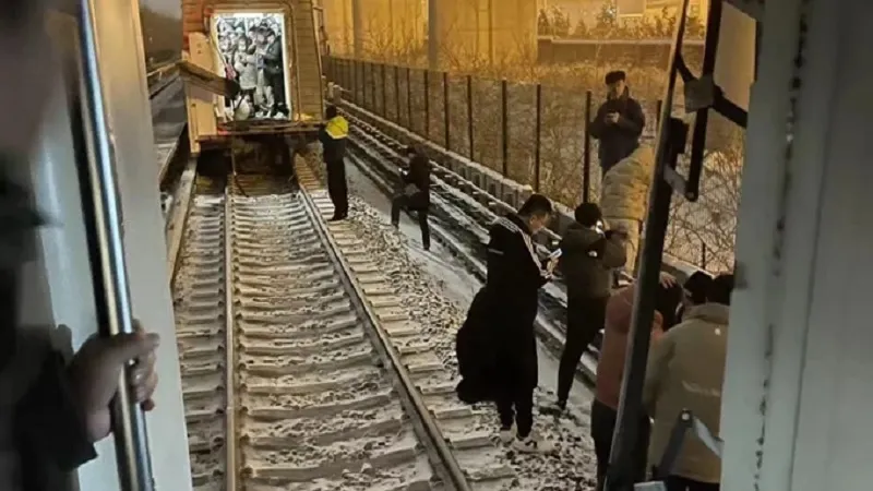 China: बीजिंग में भारी हिमपात के बीच रेल दुर्घटना में 515 यात्री घायल 