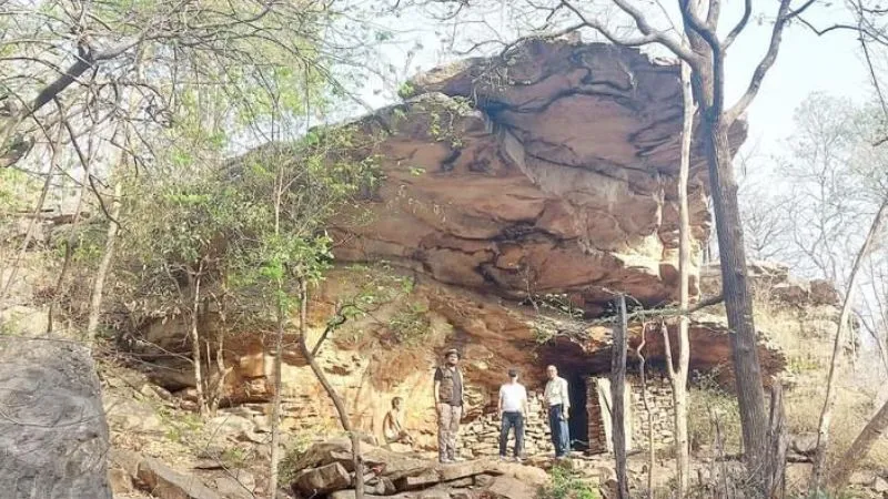 Chitrakoot News: ... तो इन गुफाओं में रहा करते थे हमारे पूर्वज, मानिकपुर में मिले शैलाश्रय, संरक्षण की आवश्यकता