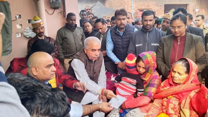 Kanpur: आतंकी हमले में शहीद के परिजनों को कैबिनेट मंत्री राकेश सचान ने सौंपा चेक, CM Yogi Adityanath ने की थी ये घोषणा