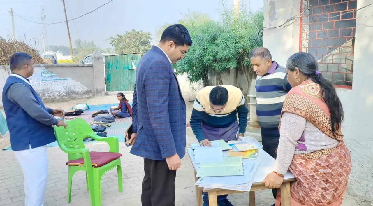 संभल: मध्यान भोजन की  बजाय बच्चों को खिला दिया भंडारे, इंचार्ज अध्यापिका निलंबित