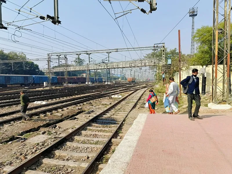 मुरादाबाद : कोहरे ने रोकी ट्रेनों की रफ्तार, यात्रियों को इंतजार करना भारी पड़ा