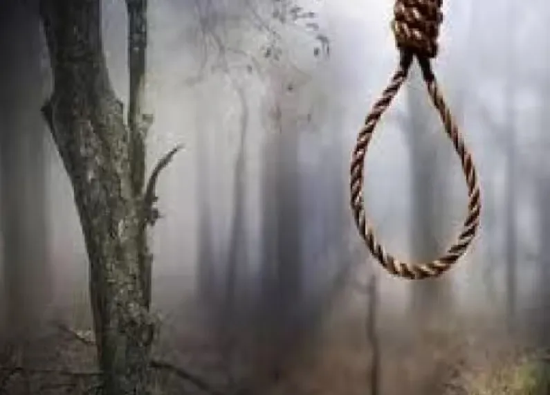 मुरादाबाद : पत्नी ने शराब पीने से रोका तो नाराज हुआ पति, पेड़ से लटककर दे दी जान