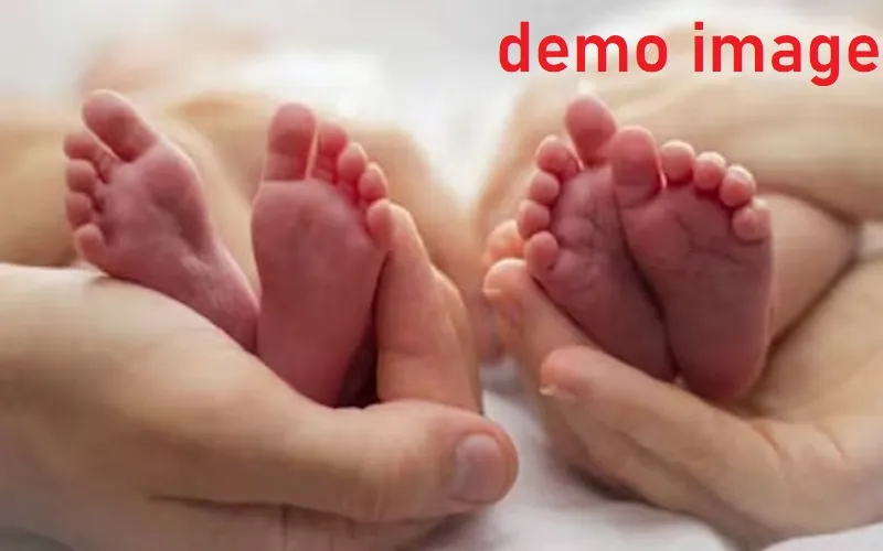 रामपुर : जुड़वां बच्चों में एक की मौत, परिजनों ने लापरवाही का आरोप लगाकर किया हंगामा