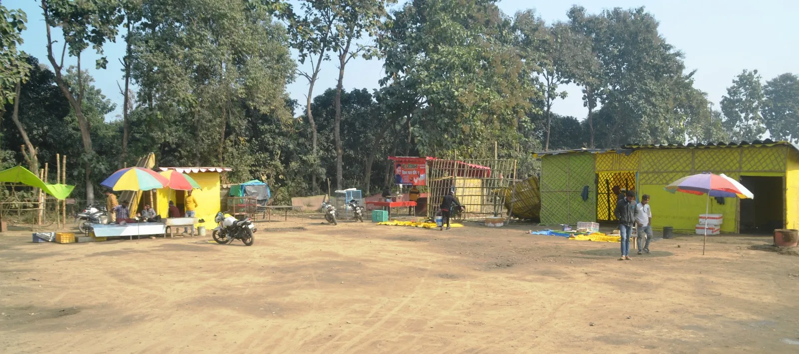 पीलीभीत: धार्मिक स्थल के पास सजा दीं मांस की दुकान, जिम्मेदार बोले- हम तो वसूल रहे लाइसेंस शुल्क, जगह नहीं की अलॉट..जानिए पूरा मामला 