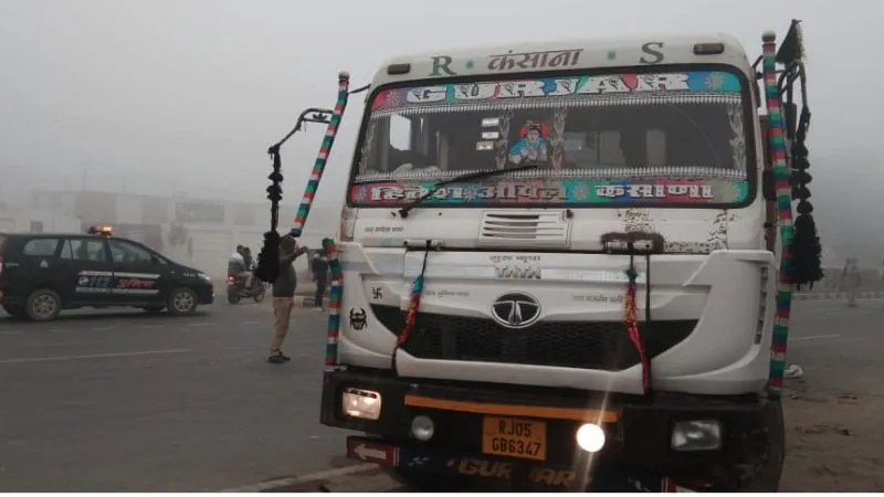 Etawah Accident: टैंकर ने सड़क किनारे खड़े तीन को रौंदा… हालत गंभीर, कोहरे के कारण हुआ हादसा