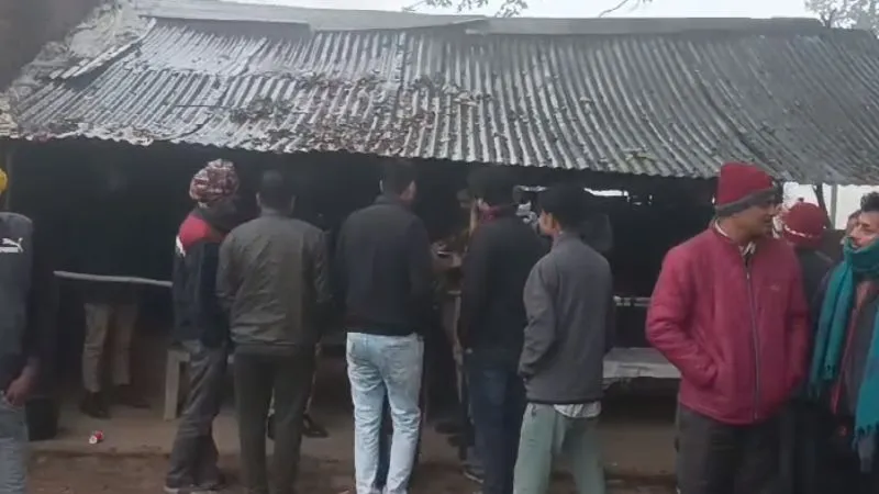 Etawah Murder: ईंट से कुचलकर युवक की हत्या… परिजनों में मचा कोहराम, जांच में जुटी पुलिस