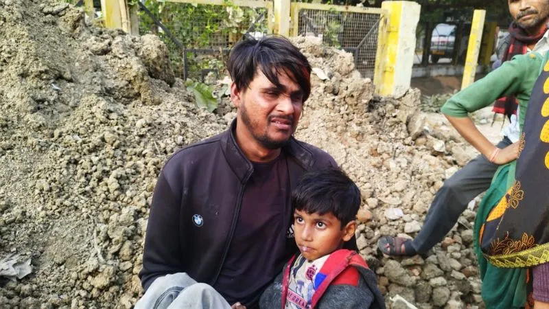 Etawah News: सैफई आयुर्विज्ञान में बच्चे का डॉक्टरों ने इलाज करने से किया इंकार, पिता गोद में लेकर तड़पता रहा, पढ़ें- मामला