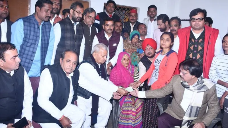 Kanpur Farmer Suicide Case: सपा सुप्रीमो अखिलेश यादव ने किसान बाबू सिंह की बेटियों के लिए भेजी पांच लाख की चेक