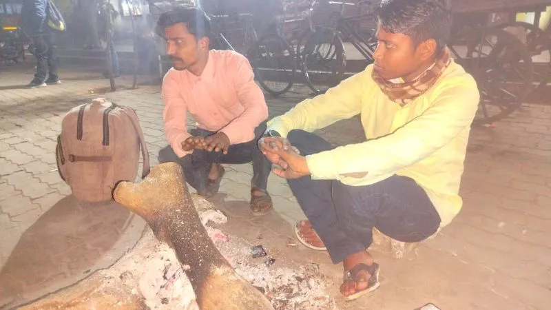 Farrukhabad News: नगर पालिका की गीली लकड़ी यात्रियों की नहीं बचा पा रही ठंड, रैन बसेरा का नहीं खुला ताला