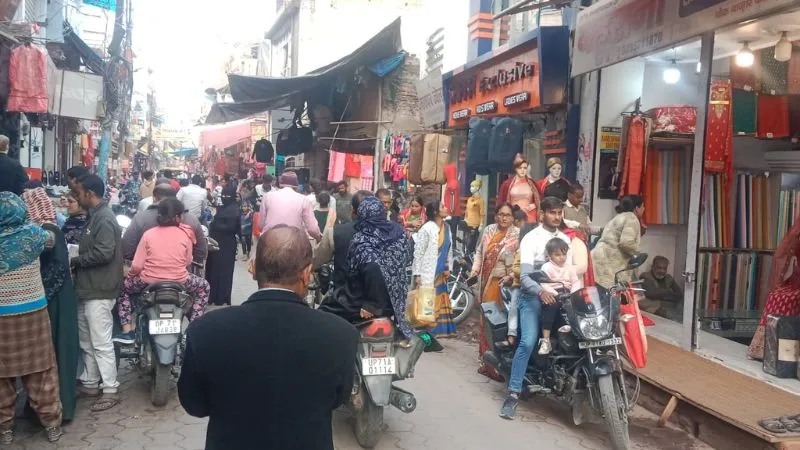 Fatehpur: सजगता भूले, मास्क और सोशल डिस्टेंसिंग गायब, कोविड को लेकर नहीं कोई सजगता, हर जगह हो रही अनदेखी