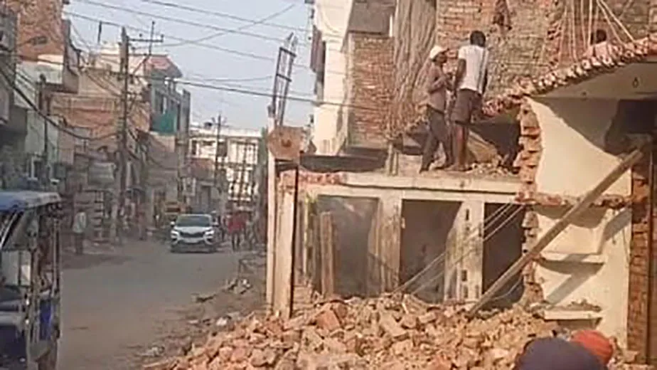  अपना मकान खुद से तोड़े, नहीं तो चलेगा बुलडोजर, पीडीए के अधिकारियों ने फिर दी चेतावनी