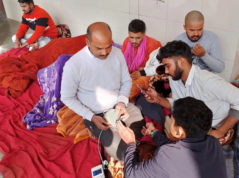  लखनऊ विश्वविद्यालय में भूख हड़ताल पर बैठे छात्रों की हालत बिगड़ी, छूटी परीक्षा कराये जाने की मांग