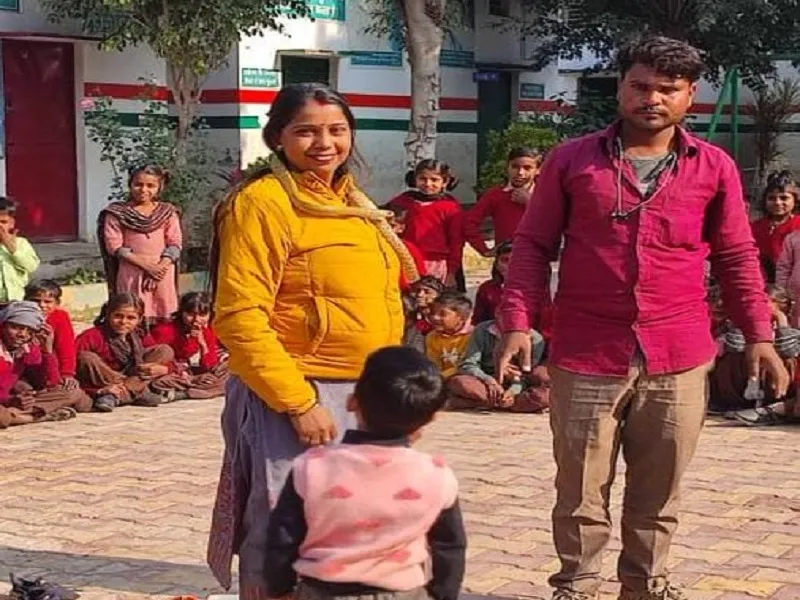 अमरोहा : स्कूल में महिला शिक्षिका ने गले में डाला सांप, नजारा देखकर उड़ गए होश...खंड शिक्षा अधिकारी ने जारी किया कारण बताओ नोटिस