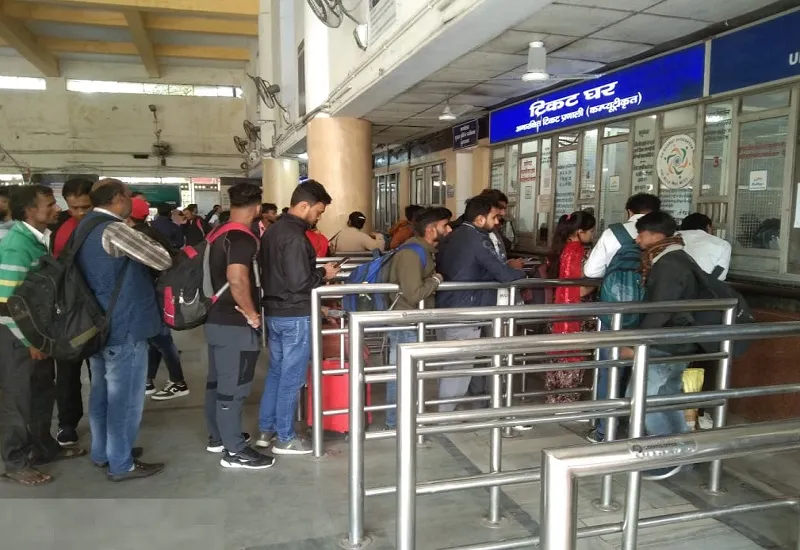 मुरादाबाद : मालगाड़ी के दो डिब्बे उतरने का असर ट्रेनों के संचालन पर दिखा