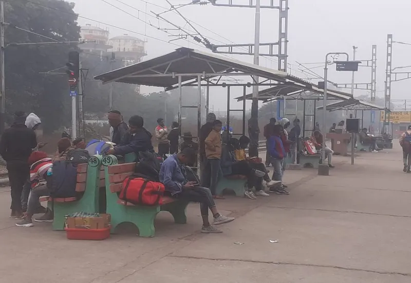 मुरादाबाद : उत्तरांचल संपर्क क्रांति निरस्त, लंबी दूरी की ट्रेनों का इंतजार....ठंड में ठिठुरे लोग 