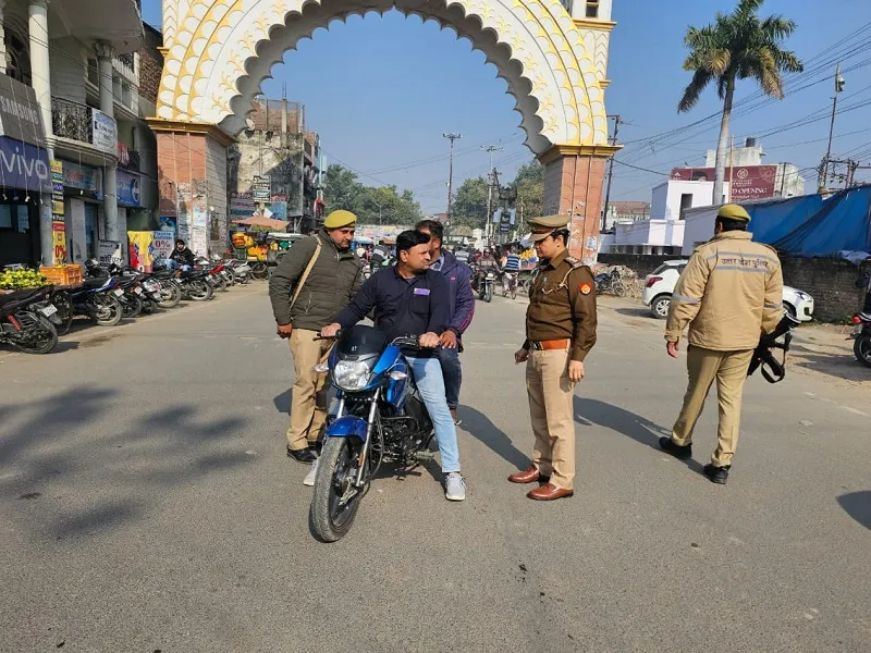 रामपुर : बिना हेलमेट वालों पर चला पुलिस का डंडा, एसपी ने बैकों में भी लिया सुरक्षा का जायजा