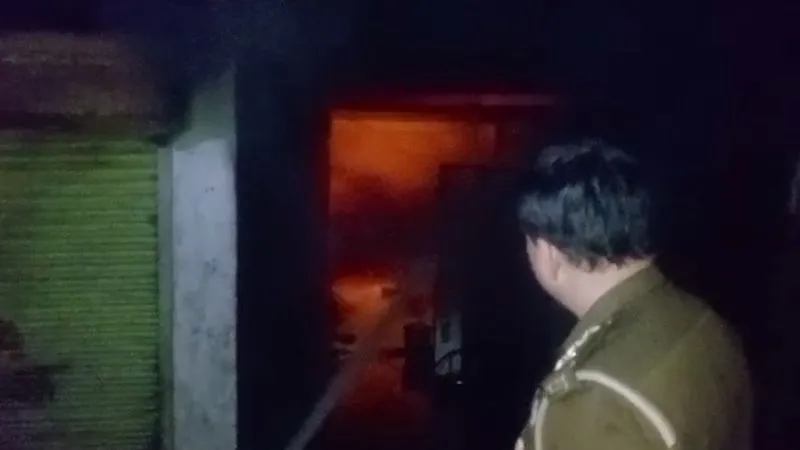 Fire In Kanpur: प्लास्टिक दाना फैक्ट्री में संदिग्ध परिस्थितियों में आग, घटना की जानकारी सुन संचालक की बिगड़ी तबियत… भर्ती