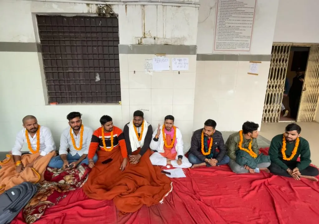 लखनऊ विश्वविद्यालय: नहीं हुआ छात्रों का समाधान अब भूख हड़ताल की चेतावनी, परीक्षा छूटने से हैं परेशान