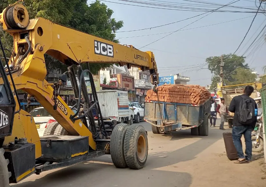लखनऊ: रेलवे क्रॉसिंग पर फंसा ट्रैक्टर, यातायात बाधित, सवा घंटे फंसी रही चित्रकूट एक्सप्रेस 